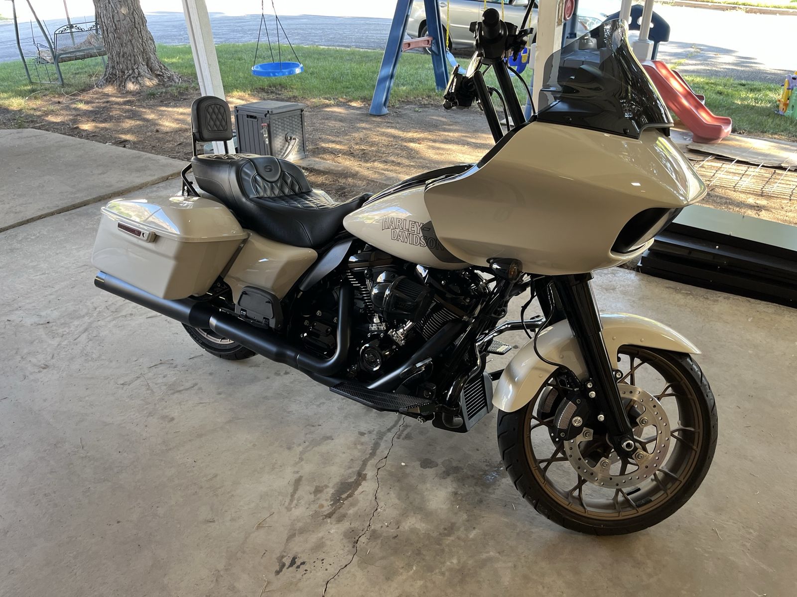 2023 Harley-Davidson Road Glide ST Touring Motorcycle - Off-White/Sandstorm