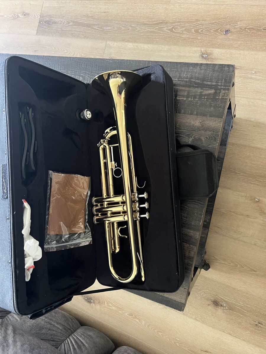 EavnBaek Student Trumpet with hard case and accessories