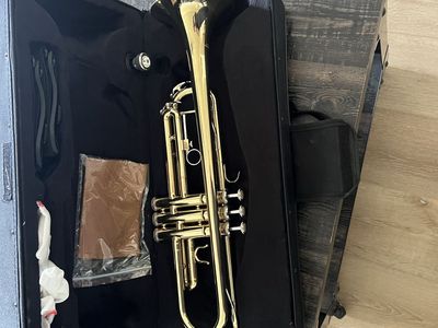 EavnBaek Student Trumpet with hard case and accessories