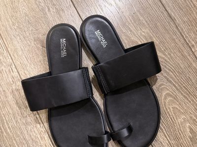 Michael Kors MK Plate Black Leather Toe Ring Flat Sandals Women's Size 8.5M