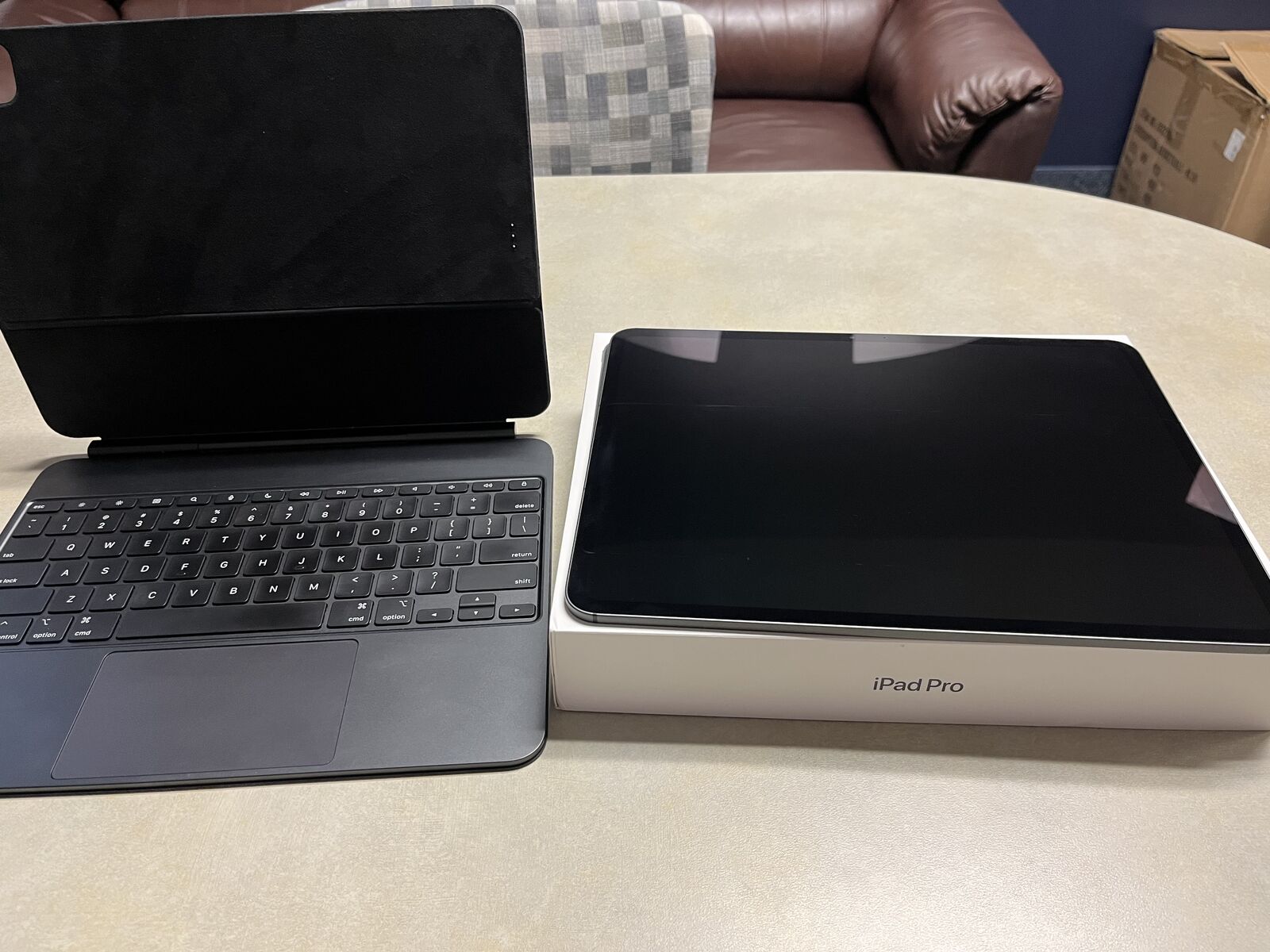 iPad Pro 13 (cellular) 512GB w/ keyboard (M4)