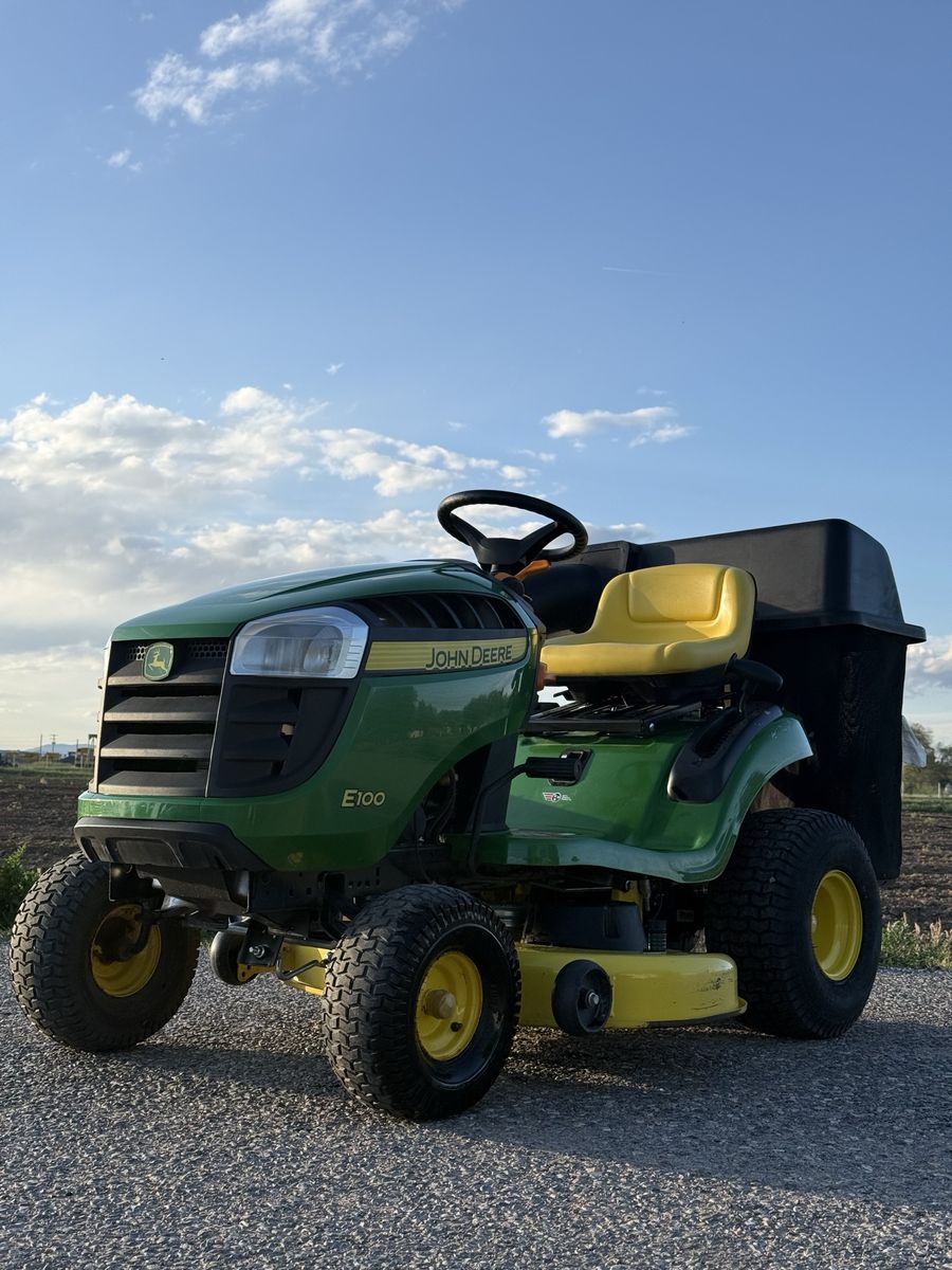 John Deere E100 Riding Lawn Mower – 45.5 Hours – Bagger Included