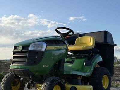 John Deere E100 Riding Lawn Mower – 45.5 Hours – Bagger Included