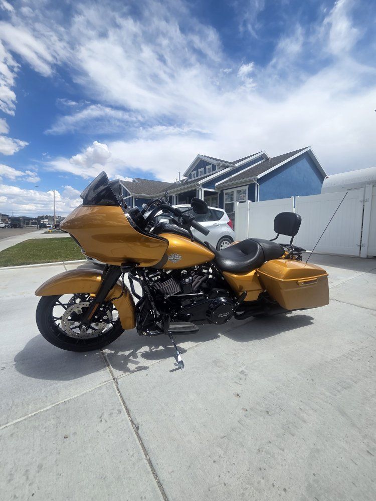 Harley-Davidson Road Glide Special, Low Miles, prospect gold