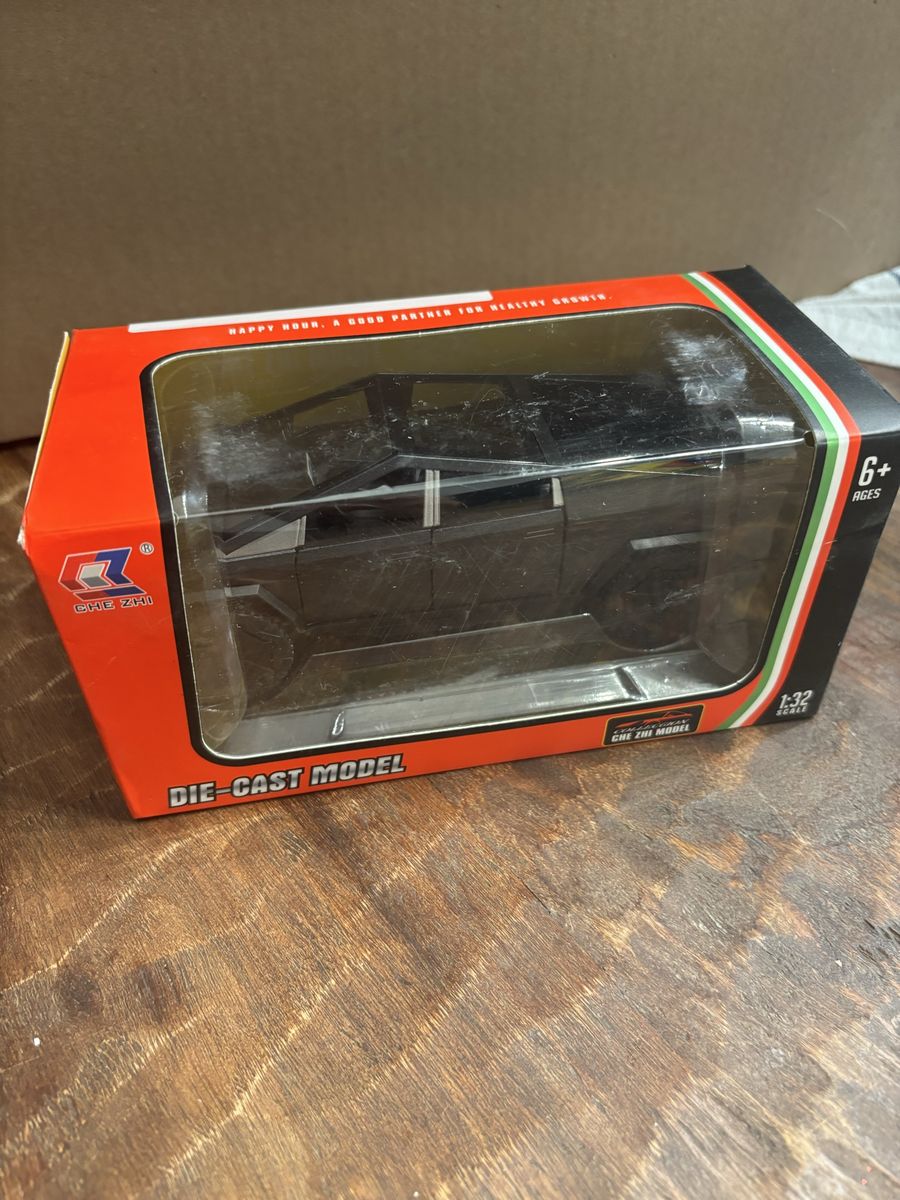 Tesla Cybertruck 1:32 Die-Cast Model Car