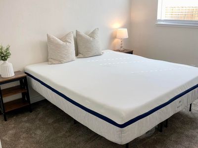 Helix Midnight, King, Cover: GlacioTex Pillow Top, Top Layer: ErgoAlign Layer Like New, Perfect Condition