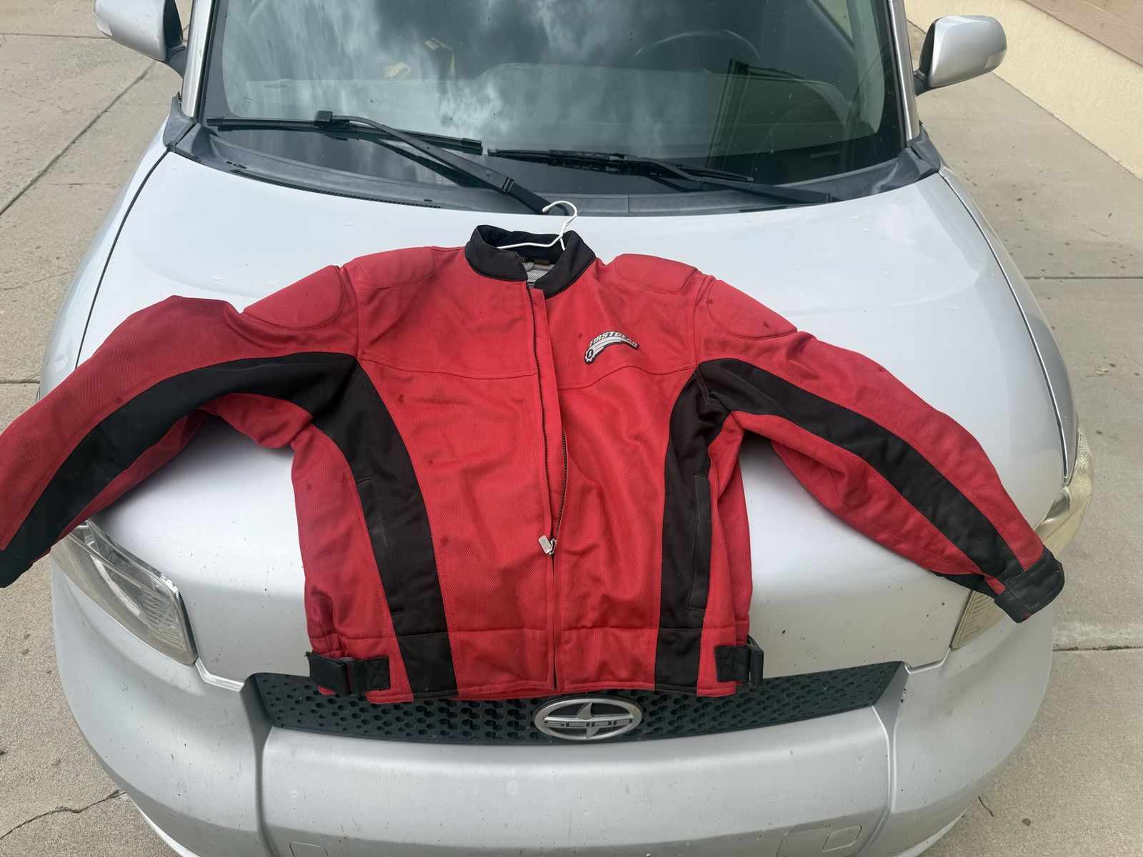 Motorcycle jacket with protective pads