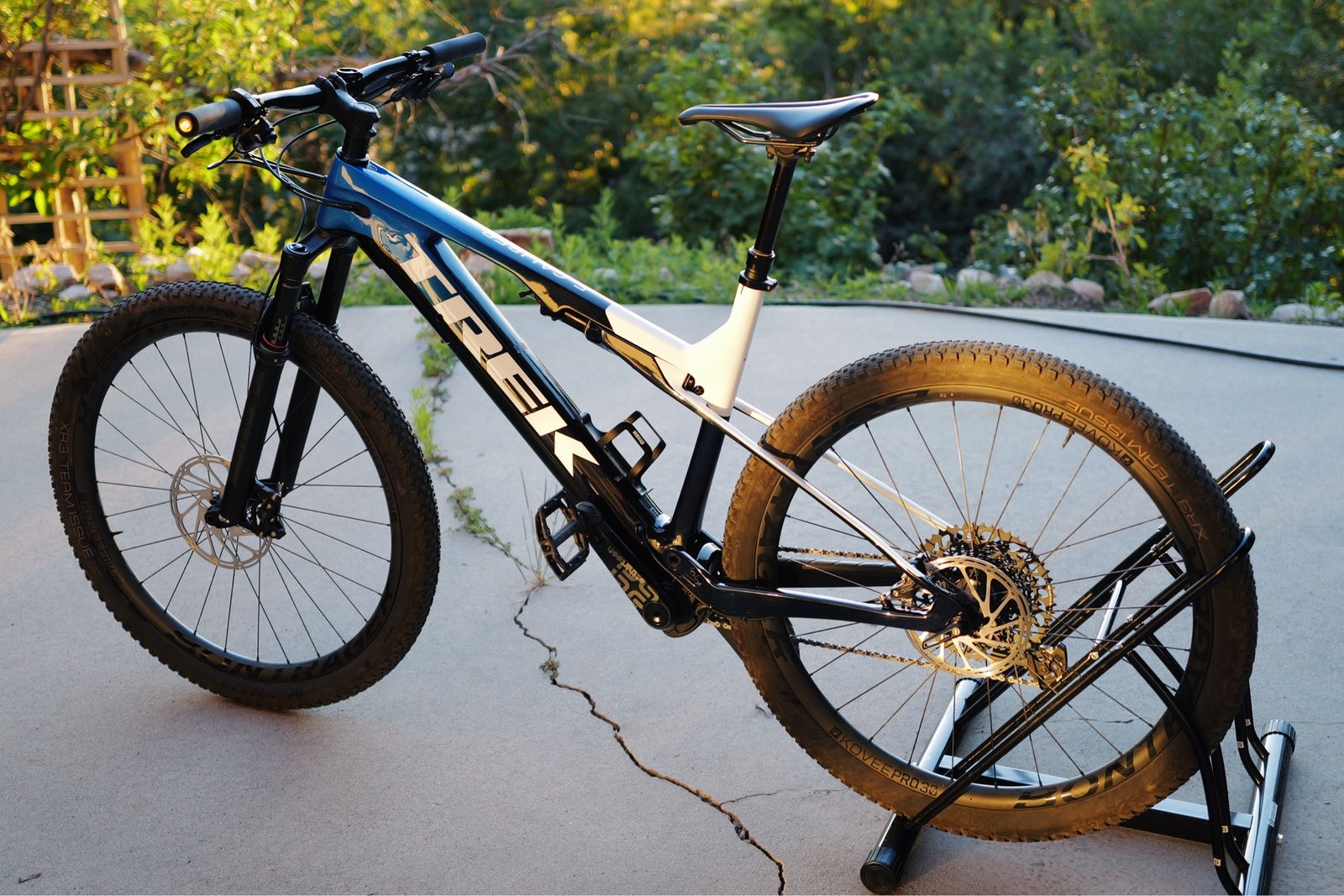 Trek E-Caliber 9.8 GX – Project One, Lightweight Carbon e-MTB