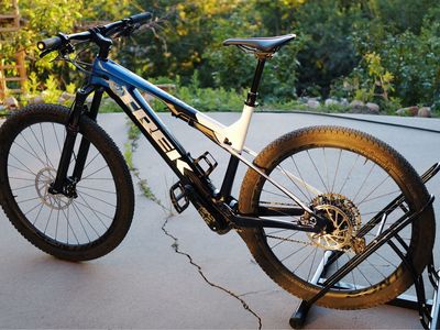 Trek E-Caliber 9.8 GX – Project One, Lightweight Carbon e-MTB