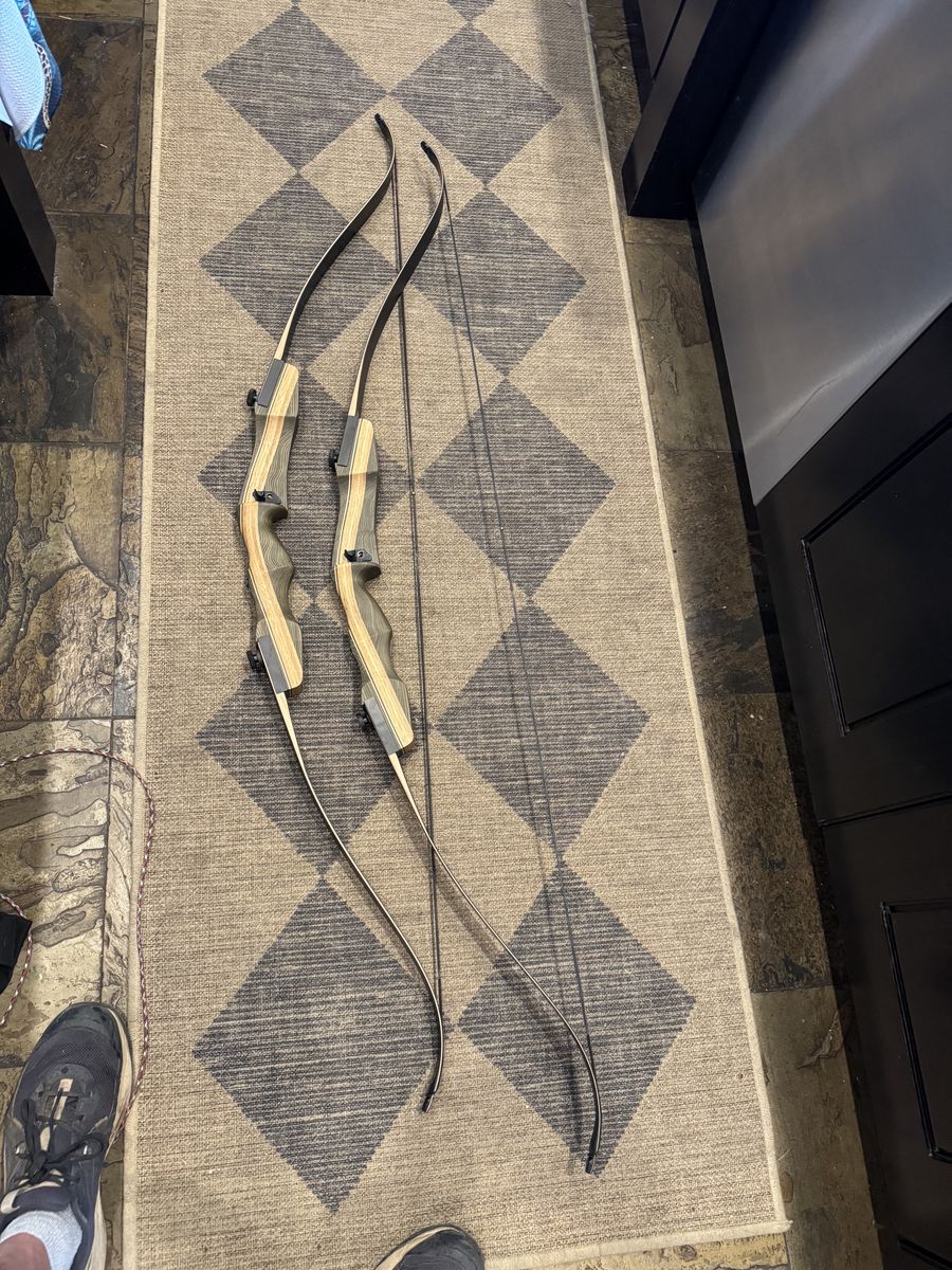 2 New Recurve Bows+stringer+a bunch of arrows+target+target holder+arrowproof backsplash