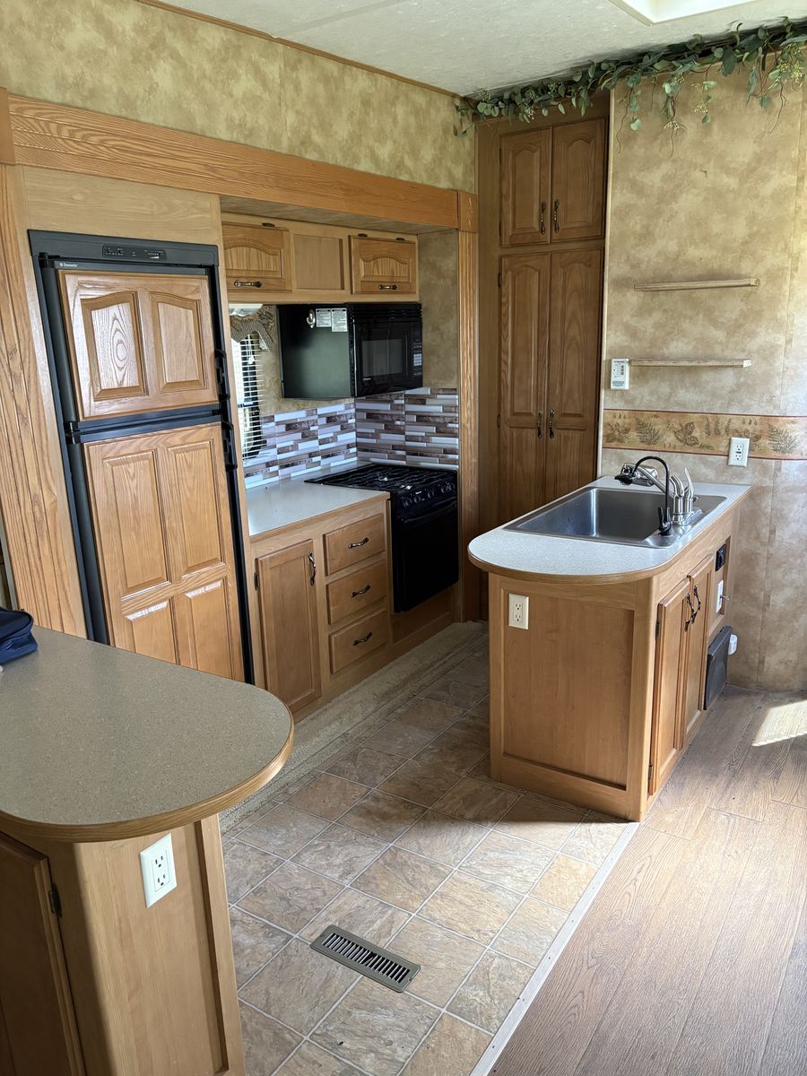 Fifth wheel trailer