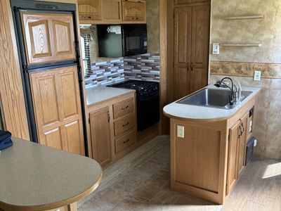 Fifth wheel trailer