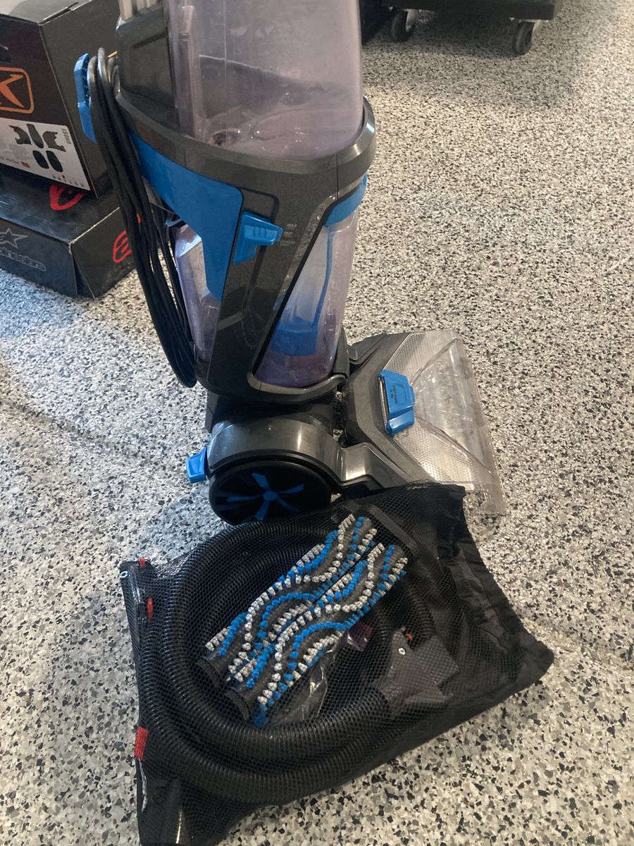 Bissel Carpet Cleaner: Damaged