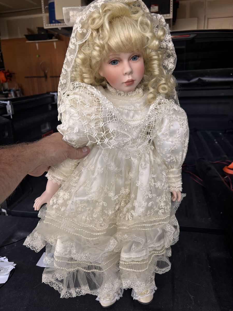 Vintage Porcelain limited edition Janice Bernard 0437/1500 in good condition