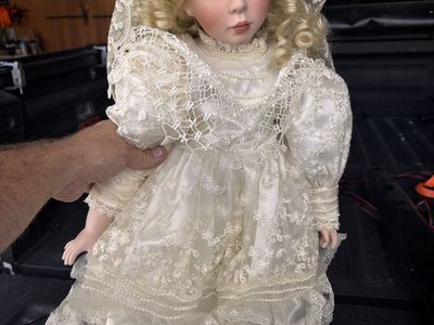 Vintage Porcelain limited edition Janice Bernard 0437/1500 in good condition
