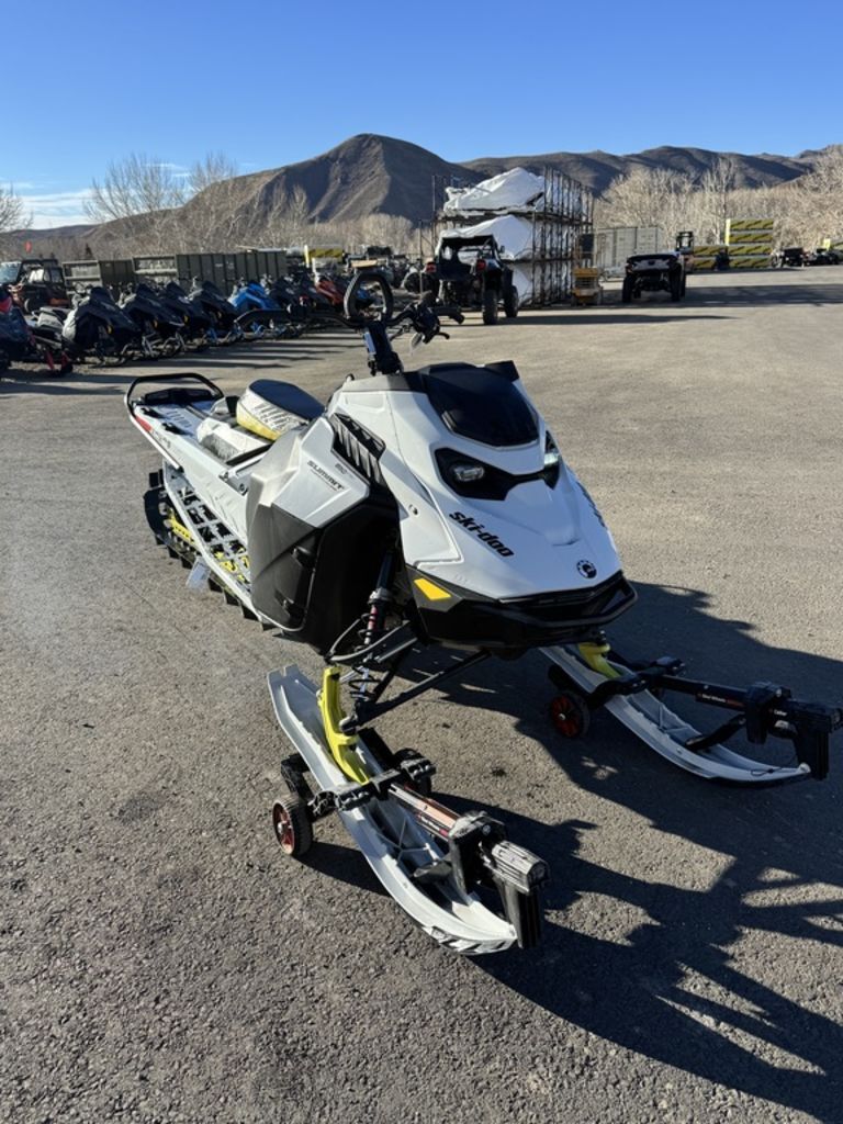 2025 Ski-Doo Summit® Adrenaline® with Edge Package 850 E-TEC 154 SS H_Alt Powder 3.0_Gre