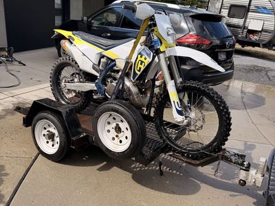 Single motorcycle trailer
