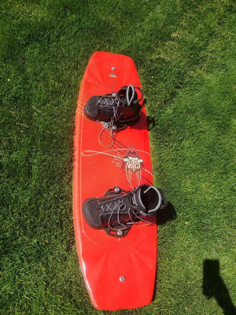 wakeboard with large hinge bindings