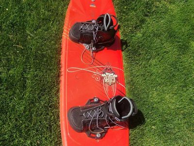 wakeboard with large hinge bindings
