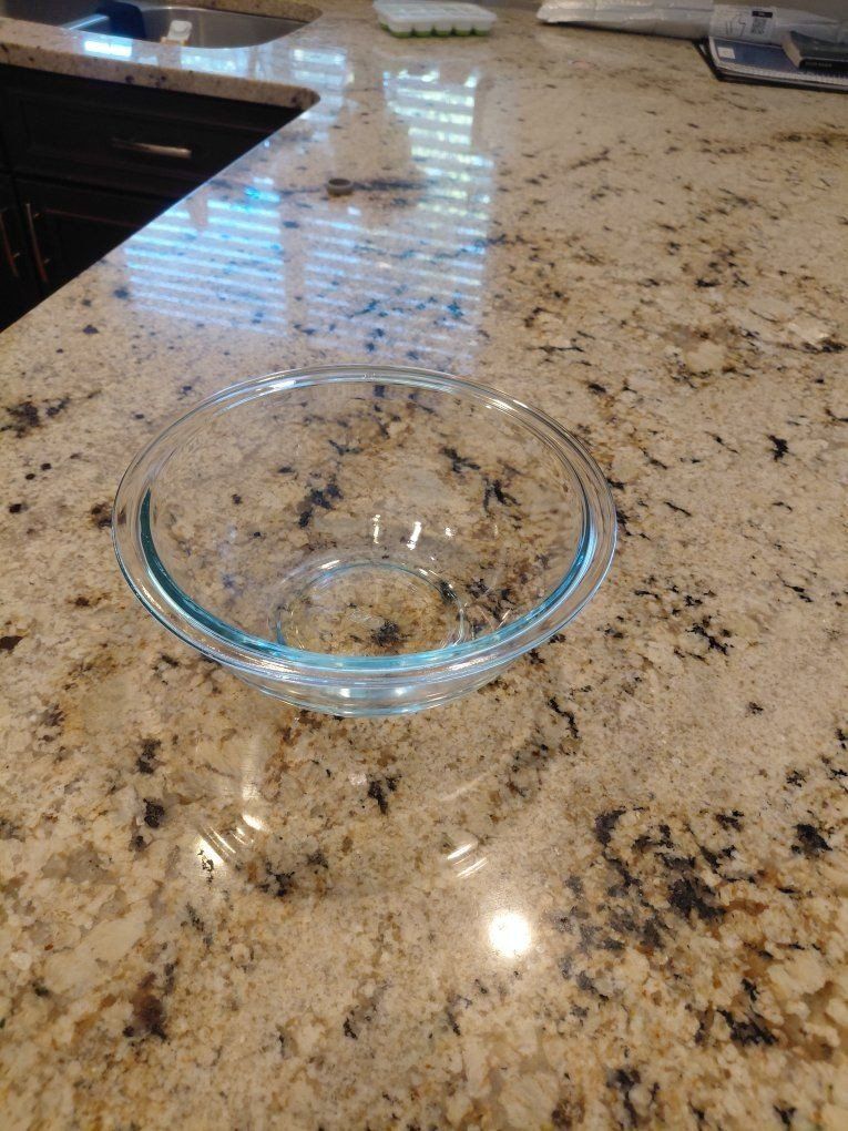 Pyrex 1.5 quart mixing bowl