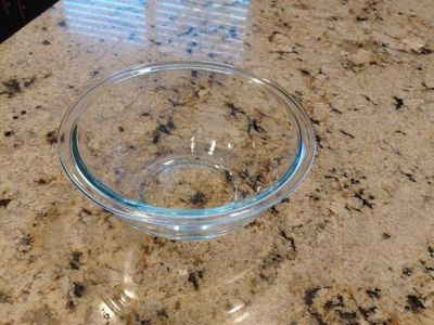 Pyrex 1.5 quart mixing bowl