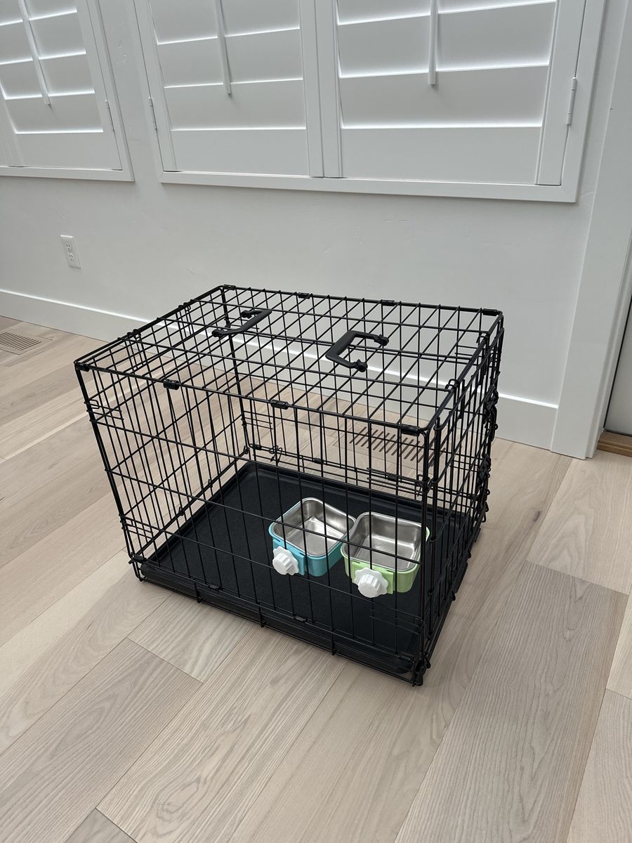 24” pet kennel with bowls