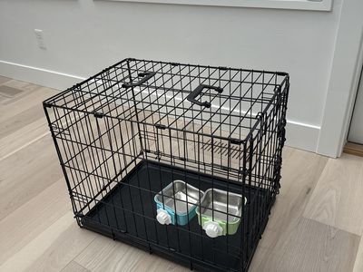 24” pet kennel with bowls