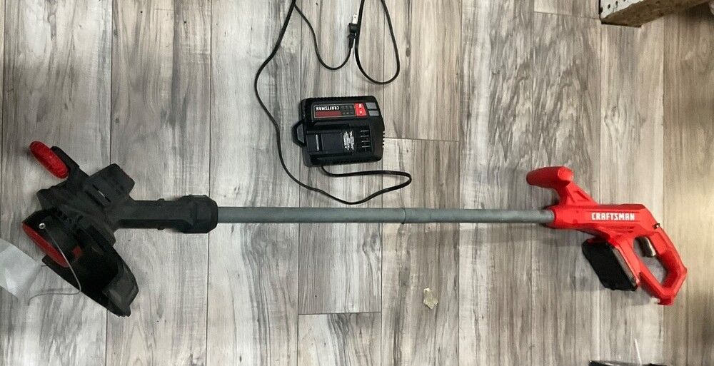 CRAFTSMAN TRIMMER WITH BATTERY AND CHARGER CMCST915