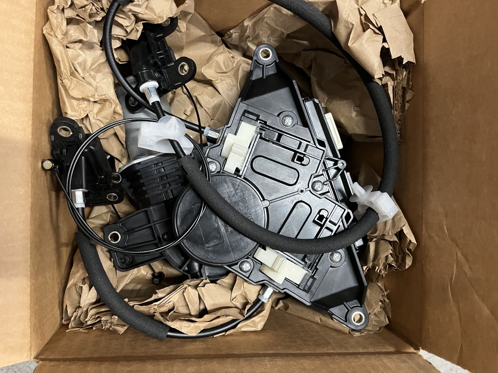 Honda Odyssey 2011-2017 left side sliding rear door motor/cable assembly.