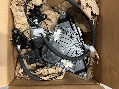 Honda Odyssey 2011-2017 left side sliding rear door motor/cable assembly.