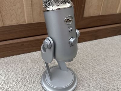 Blue Yeti USB Microphone (Silver) - Audio for Streaming, Podcasting, & Recording