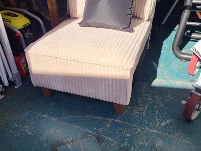 Fabric Lounge Chairs w/Pillows
Beige