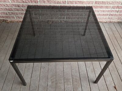 Glass coffee/end table