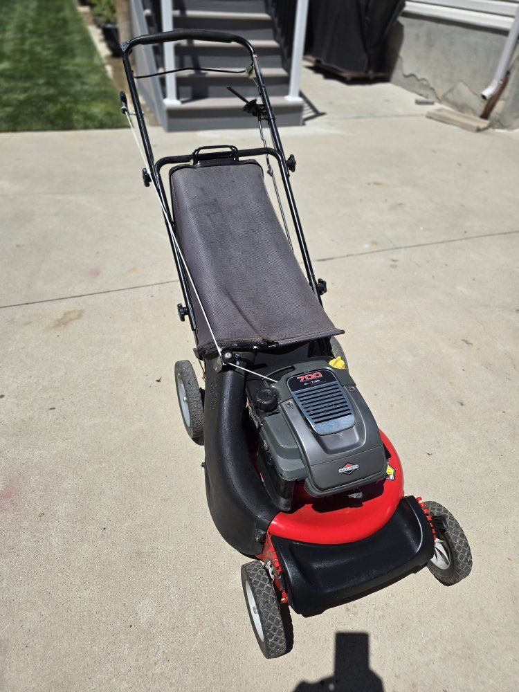 Snapper HiVac self propelled lawn mower with Briggs & Stratton 700 Series Gas with Grass Bag
