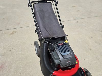 Snapper HiVac self propelled lawn mower with Briggs & Stratton 700 Series Gas with Grass Bag