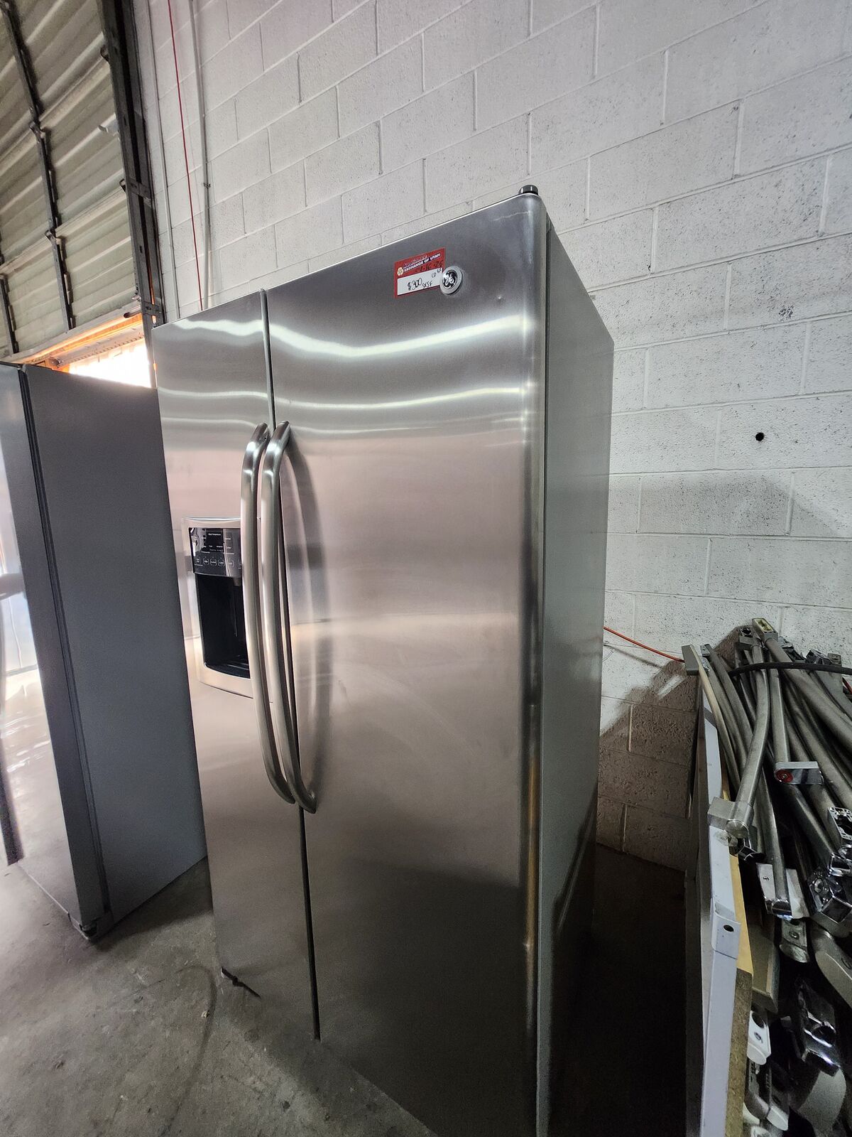 NICE GE STAINLESS STEEL SIDE BY SIDE FRIDGE! W-WARRANTY