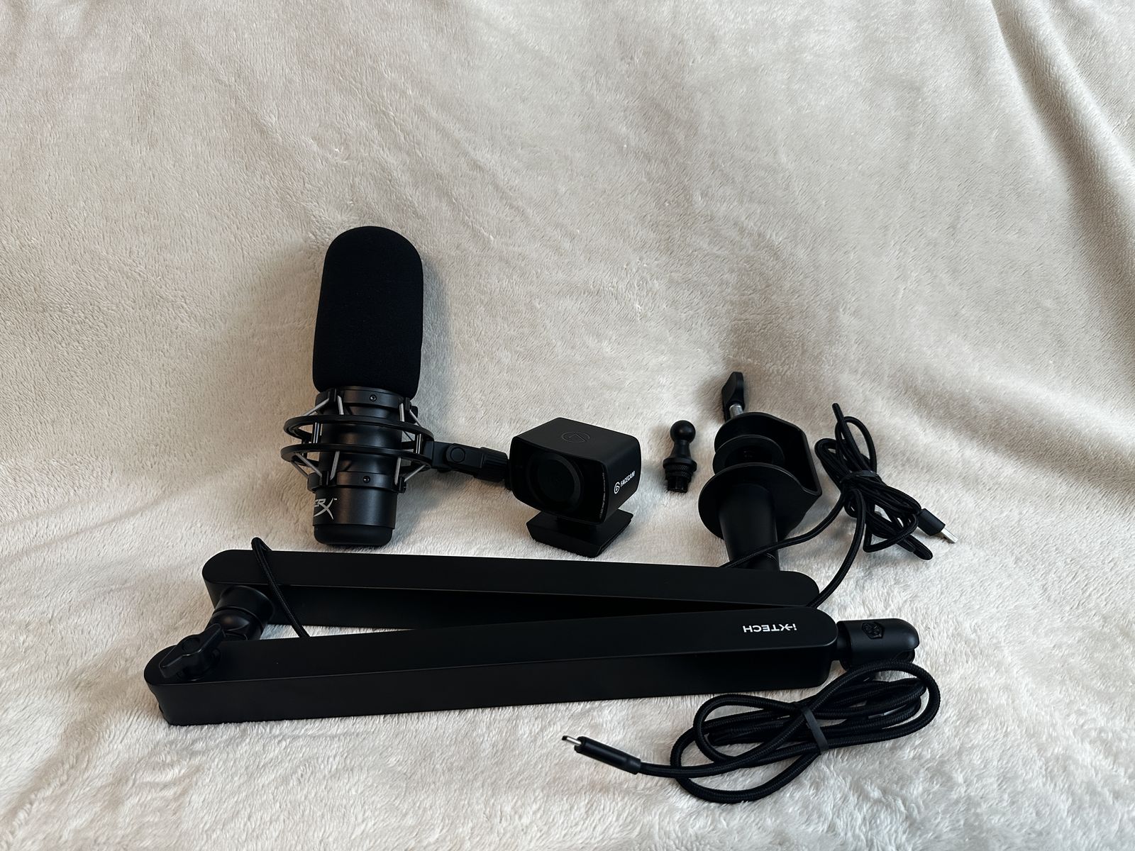 Streaming/Gaming Setup — HyperX QuadCast S Mic + Elgato Facecam + Boom Arm