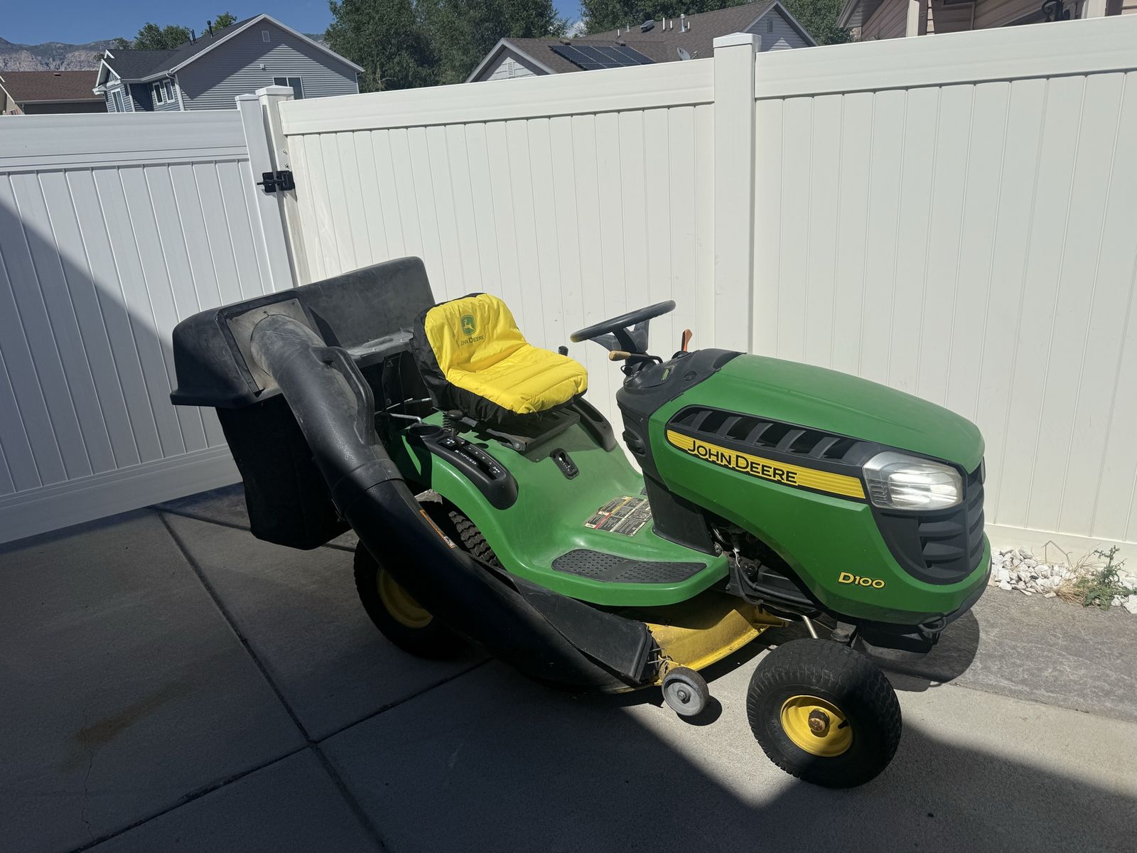 John Deere Riding Lawnmower w/ Bagger