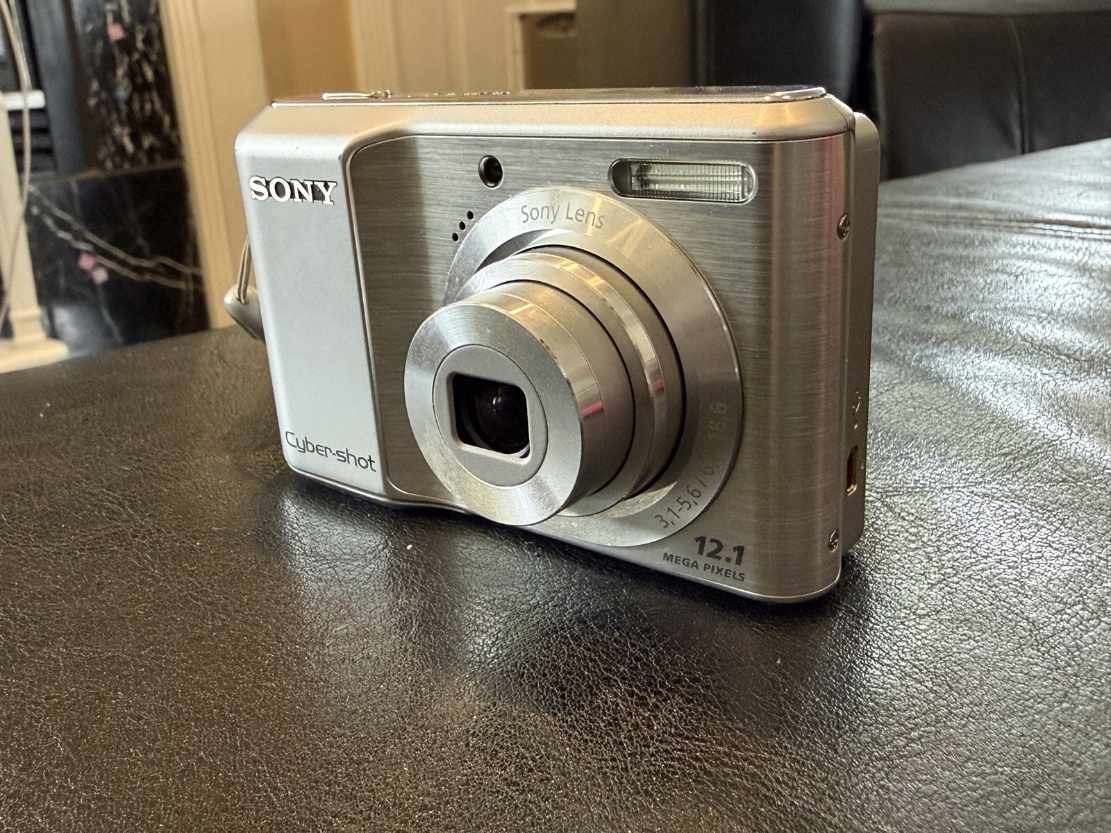 Sony Cyber-Shot SteadyShot DSC-S2100 12.1 Mega Pixels 3x Optical Zoom