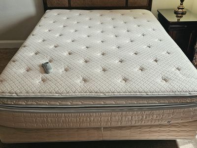 Sleep Number Innovation Series i8 Queen Mattress & Box Base