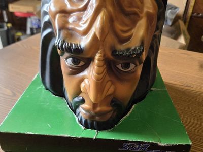 Vintage Star Trek The Next Generation Klingon Worf Face Mask/Bank - Paramount 1993