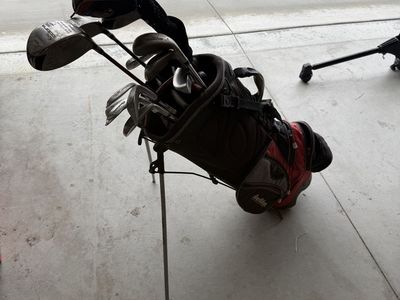 Old set of left-handed golf clubs got everything y