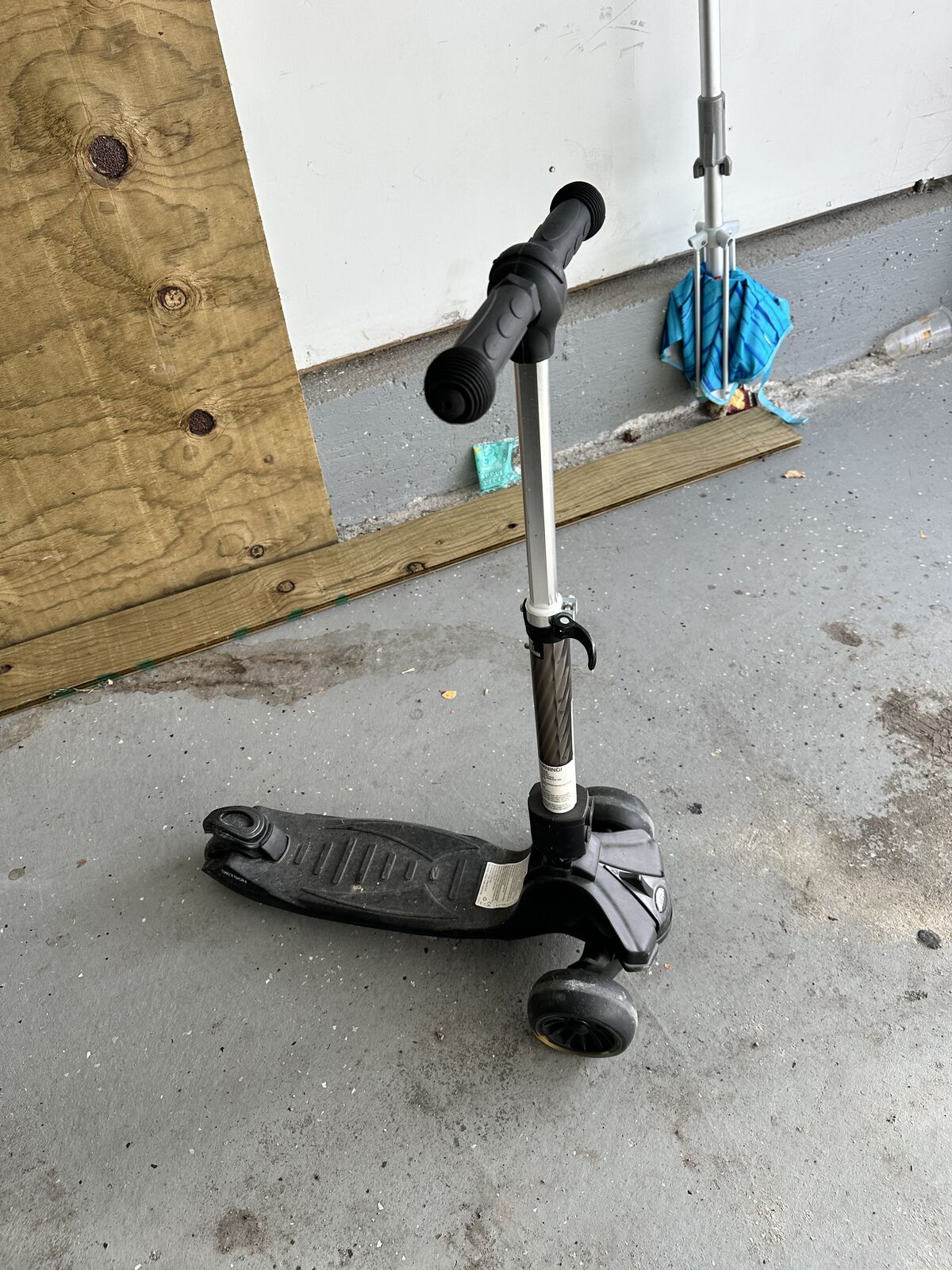 3 Wheel Scooter That Has Flashing Lights