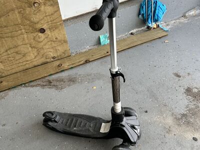 3 Wheel Scooter That Has Flashing Lights