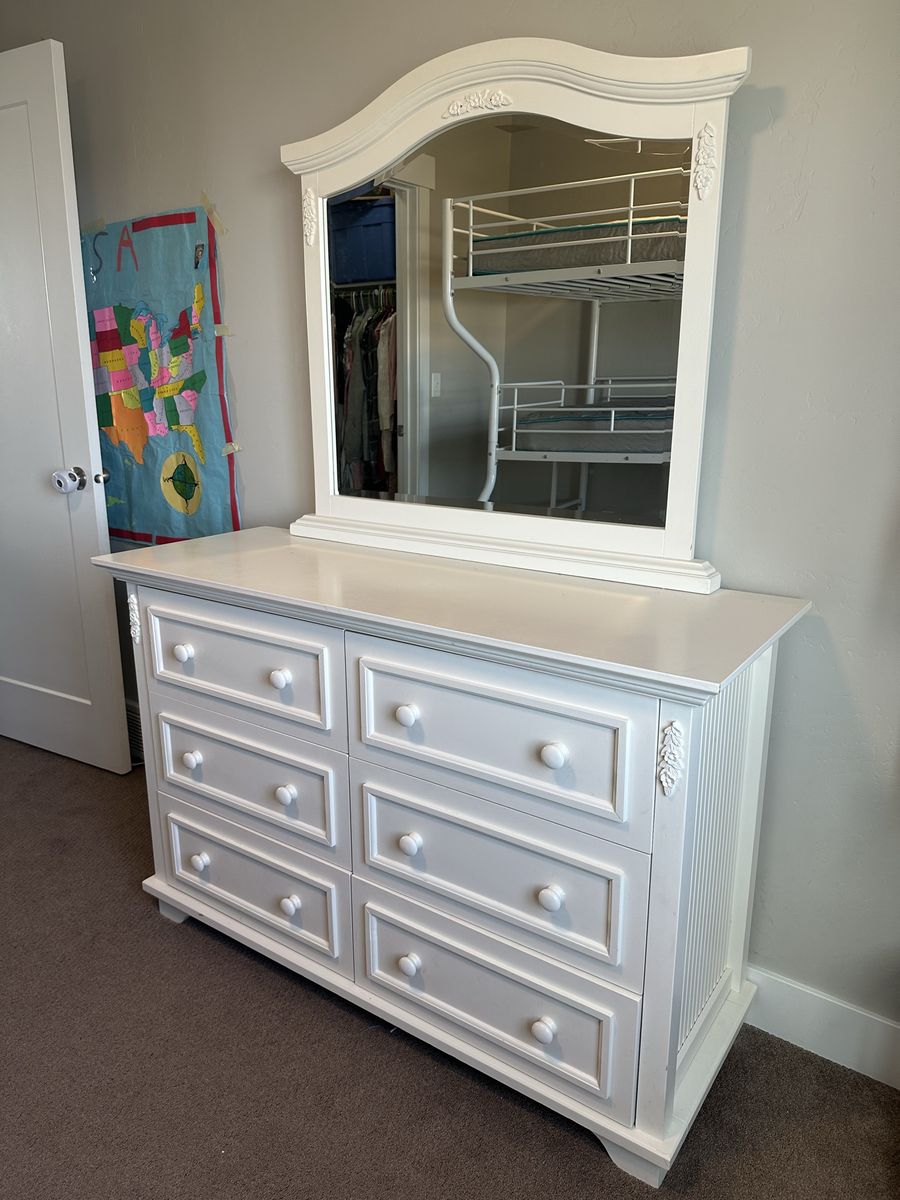 White Wood Dresser with Mirror - 6 Drawers, Classic Style