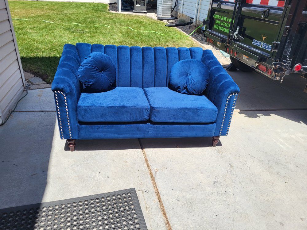 Velvet Studded LoveSeat w/Pillows 
Blue**