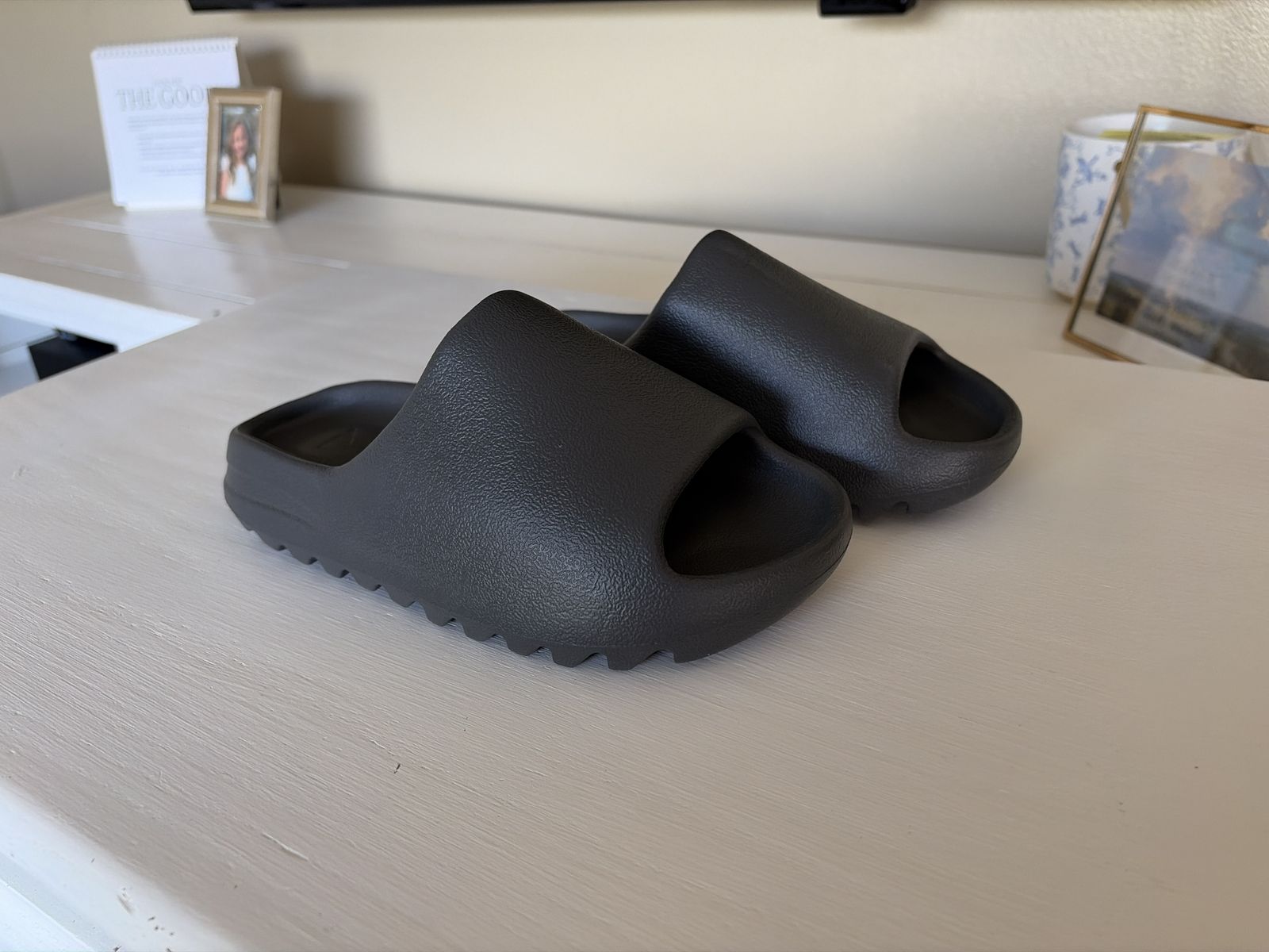 Authentic Yeezy Slides Black (Onyx) – Size 4 – NEW
