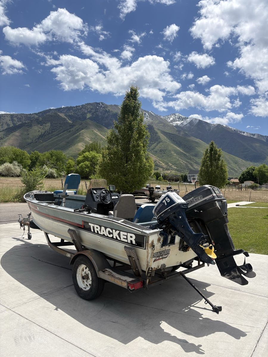 Tracker pro v 16 fishing boat