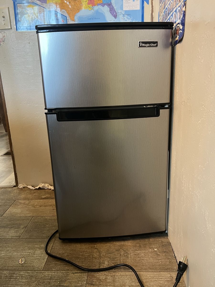 Magic Chef 3.1 Cu Ft Mini Fridge w/ Separate Freezer