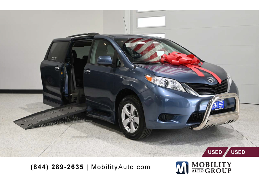 2013 Toyota Sienna LE Mobility 7-Passenger